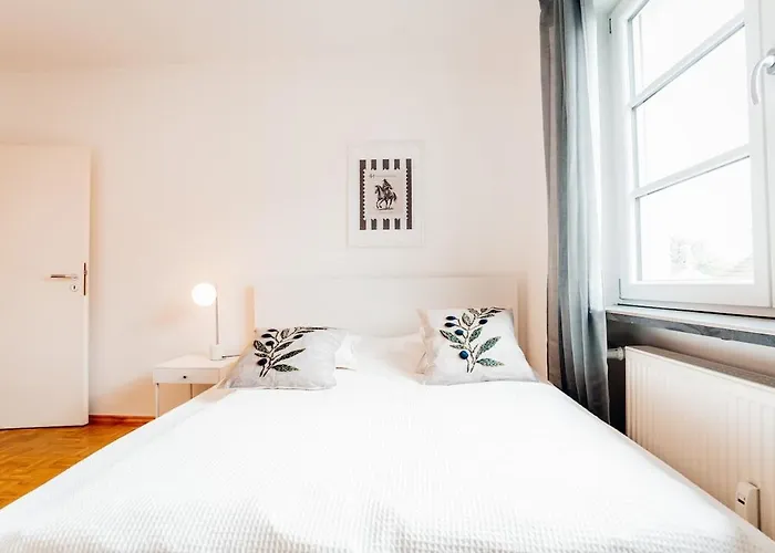 3 Bedroom - Familienfreundlich - Geraeumig - Zentral - Parkplaetze Appartement *